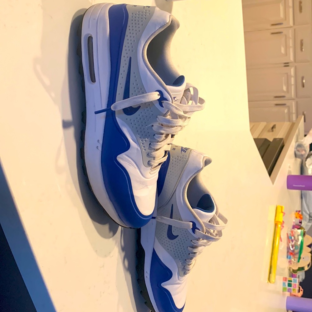 Nike mens airmax golf shoes. Worn for only a few rounds.